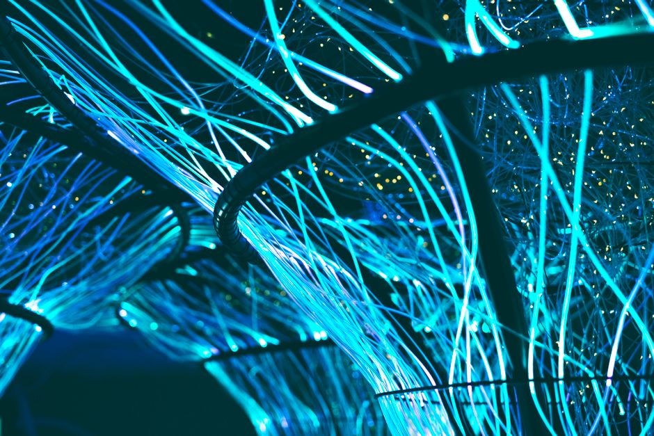 Mesmerizirajući prikaz svjetlećih plavih optičkih vlakana u futurističkom ambijentu