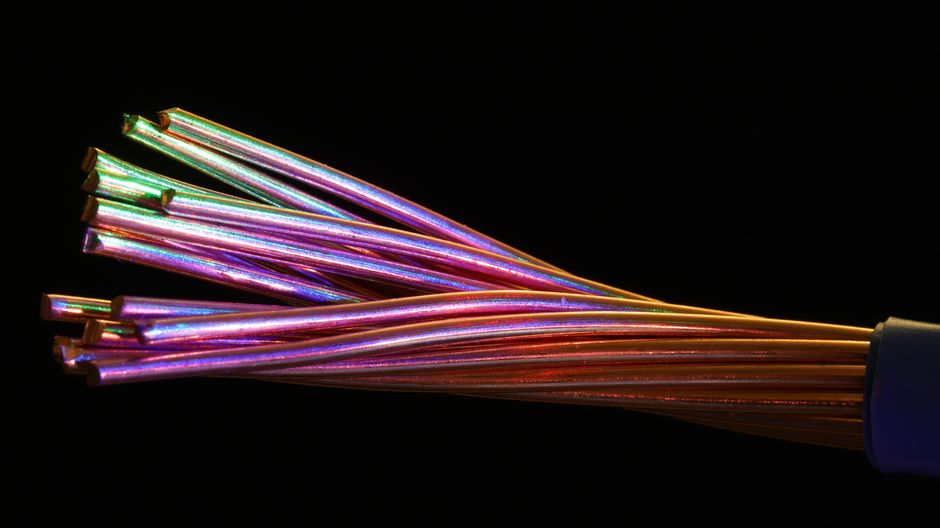 Vibrantne optičke kabele u tamnom okruženju, simbol digitalne infrastrukture