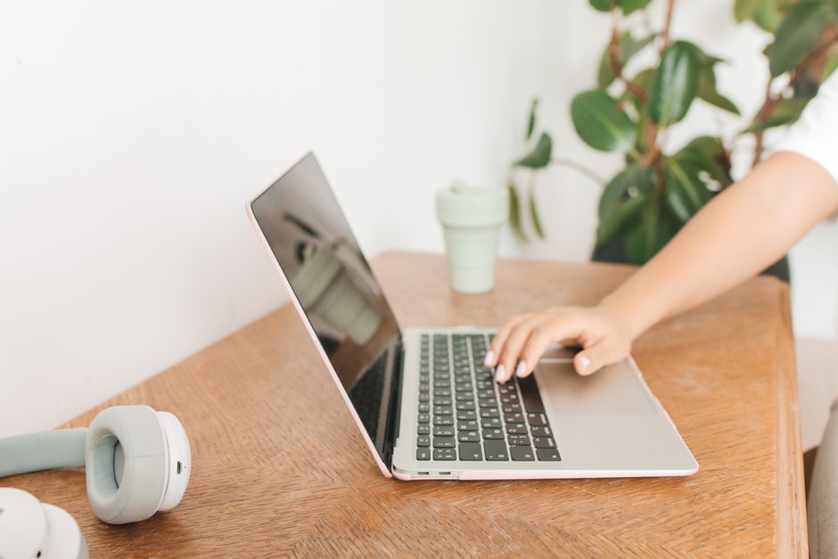 Rad na laptopu uz slušalice tijekom udaljenog pristupa klijentu