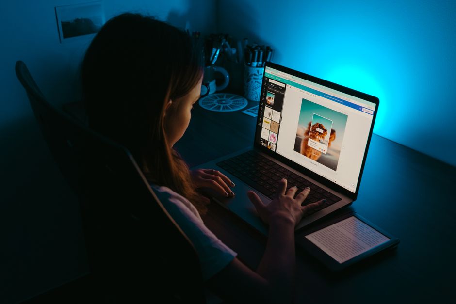 Razvojni inženjer radi na poslovnoj aplikaciji na laptopu